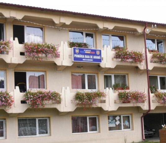 Frumos cu trupul, primarul solist din Baia de Aramă, lasă orașul în mizerie