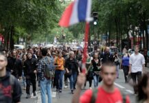 Zeci de mii de francezi protestează împotriva vaccinării