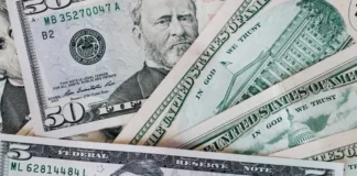 Dolarul american este mai scump decât un euro