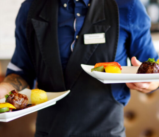 Începând de azi, meniurile restaurantelor trebuie să conţină detalii despre ingrediente, valori nutriționale şi E-uri