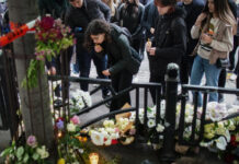 Mii de oameni s-au adunat în fața școlii din Belgrad în care au fost uciși 8 copii