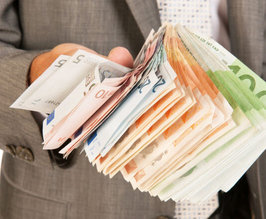 Dezmăț înainte de reducerea cheltuielilor bugetare. Contracte de 500.000 de euro, încheiate într-o singură zi de un consilier al MIPE